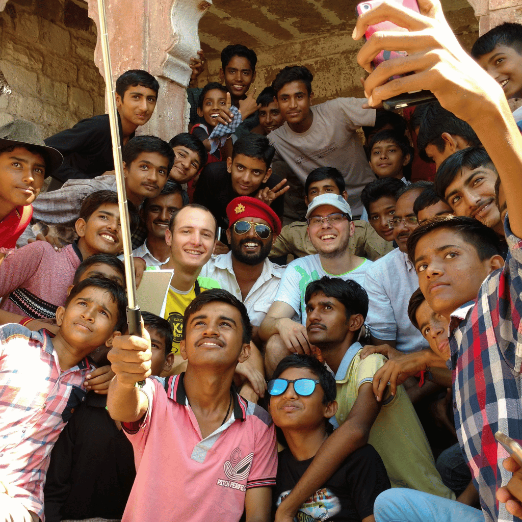 Foto con los alumnos de un colegio y un amigo, conociendo el Fuerte Mehrangarh, en Jodhpur, India