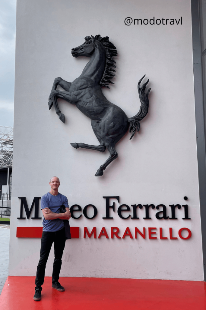Entrada del museo Ferrari de Maranello, Italia