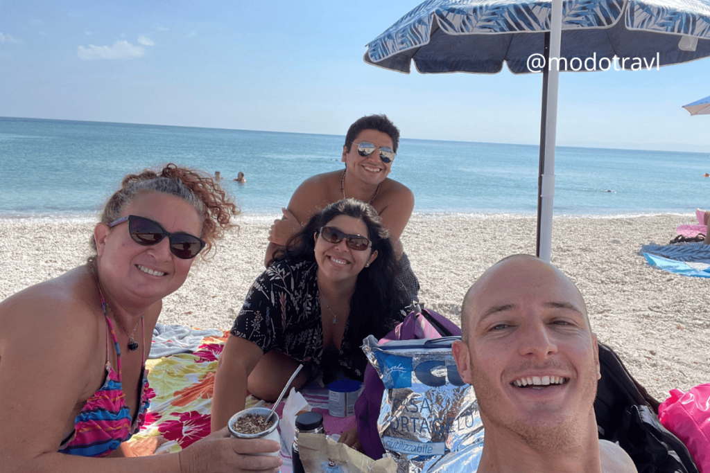 En la playa la Pazzona con amigos
